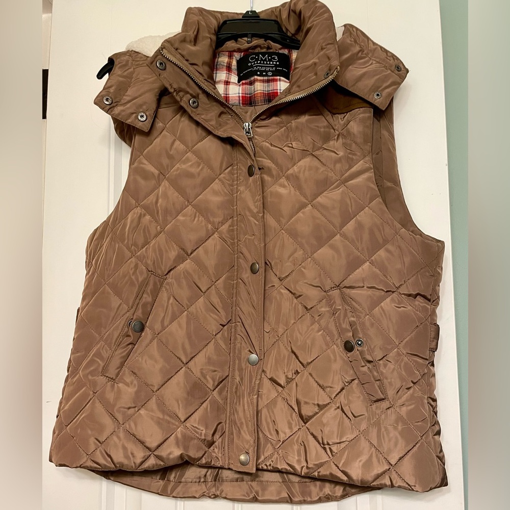 C•M•3 Women’s vest jacket with fleece lined hood. Sz L EUC zips snaps pockets